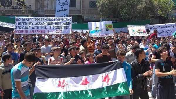 Protest w mieście Kafar Nobbol w Syrii