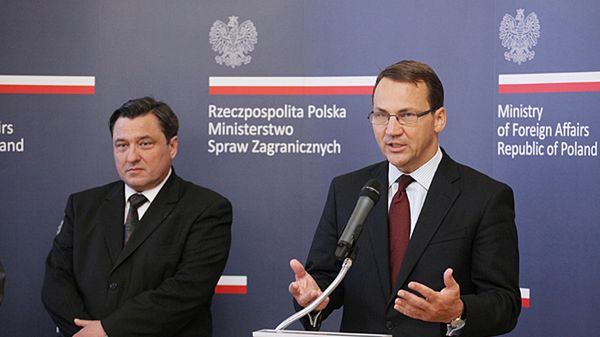 Minister Sikorski oraz dyrektor Departamentu Konsularnego Mirosław Gajewski opowiadali o sukcesach służby konsularnej