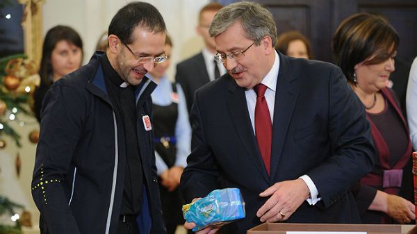 Ks. Jacek Stryczek z prezydentem Bronisławem Komorowskim i jego żoną Anną podczas przygotowywania "Szlachetnej Paczki"