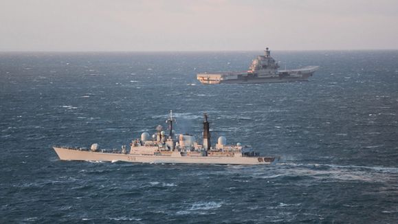 Na pierwszym planie HMS York, w tle lotniskowiec Admirał Kuzniecow