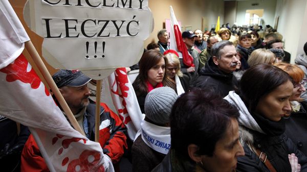 Pikieta związkowców w Białymstoku ws. kontraktów NFZ na rehabilitację