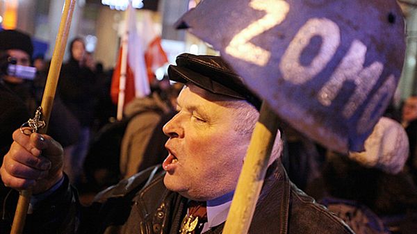 Uczestnicy wiecu na placu Konstytucji w w Warszawie