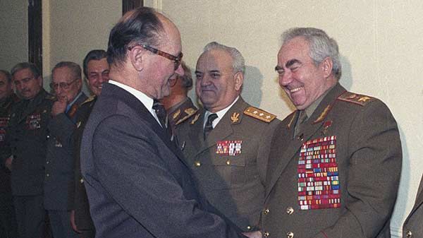 Wojciech Jaruzelski wita się z marszałkiem Wiktorem Kulikowem