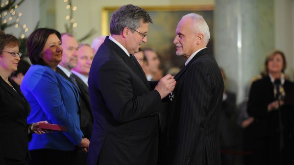 Prezydent odznacza Piotra Andrzejewskiego Krzyżem Oficerskim OOP