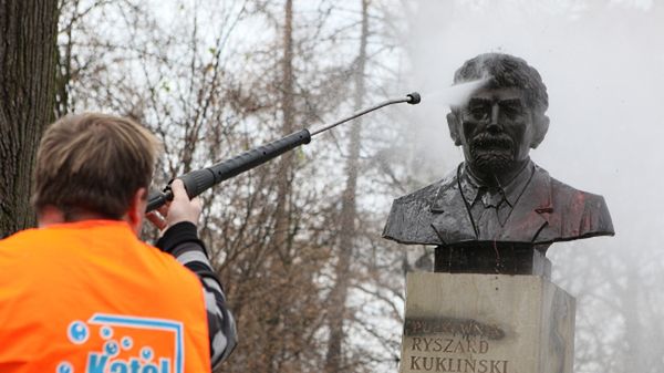 Usuwanie napisów na zdewastowanym pomniku