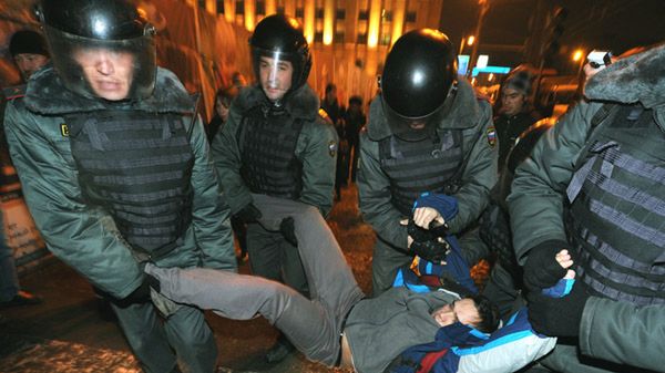 Policjanci rozpędzają powyborczą demonstrację w Moskwie