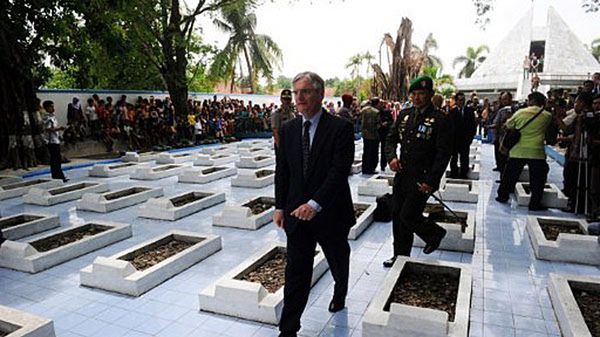 Ambasador Holandii na grobach wymordowanych mieszkańców Rawagede
