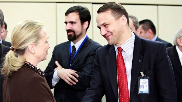 Sekretarz stanu USA Hilary Clinton i Radosław Sikorski podczas spotkania szefów dyplomacji państw NATO w Brukseli