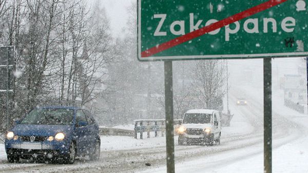 Trudne warunki na zakopiańskich drogach spowodowane opadami śniegu na Podhalu