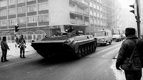 Warszawa, bojowy wóz piechoty na ul.Puławskiej w Warszawie w okolicy dawnego kina "Moskwa", w połowie grudnia 1981 r.
