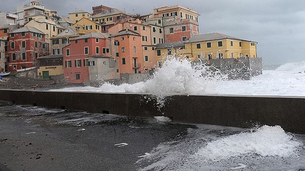 6-metrowe fale uderzają w wybrzeże Genui