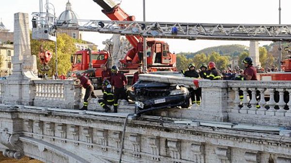 Wypadek na rzymskim moście Wiktora Emanuela, niedaleko Watykanu