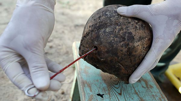 Prace ekshumacyjne w Bykowni. Na zdjęciu widać ślad po kuli w ludzkiej czaszce