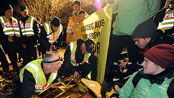 Aktywiści Greenpeace, protestujący przeciwko transportowi odpadów radioaktywnych
