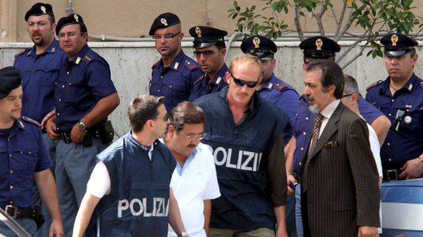 Policja prowadzi jednego z zatrzymanych