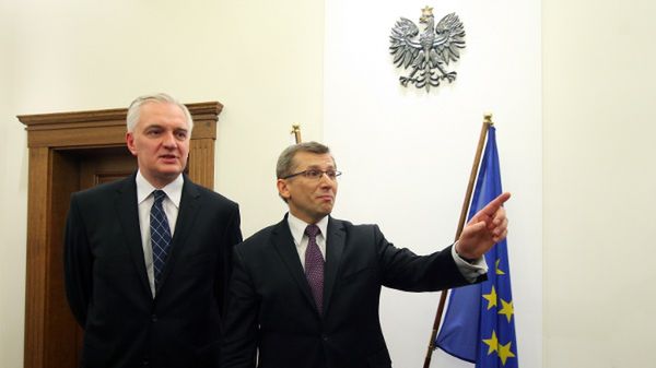 Krzysztof Kwiatkowski pokazuje swojemu następcy Jarosławowi Gowinowi gabinet