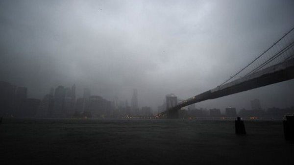 Most Brookliński i Manhattan przed nadejściem huraganu Irena