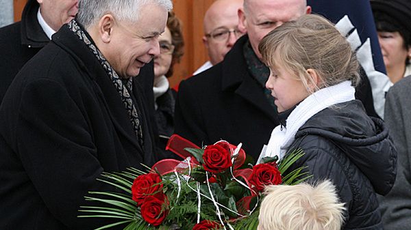 Prezes PiS Jarosław Kaczyński witany przez dzieci podczas wizyty w Marcinkowicach