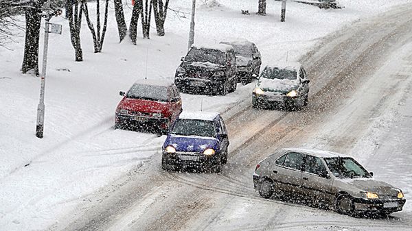 Śnieg utrudnia życie kierowcom