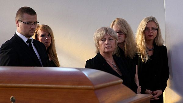 Rodzina Zbigniewa Wassermanna - od lewej: syn Wojciech z żoną, wdowa Halina oraz córka Agata i córka Małgorzata - przy trumnie z jego ciałem podczas ponownego pogrzebu po ekshumacji