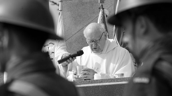 Ks. Witold Kiedrowski podczas odprawiania Mszy Św. na cmentarzu żołnierzy polskich w Urville-Grainville