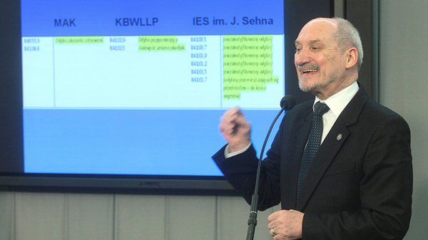 Poseł PiS Antoni Macierewicz podczas konferencji prasowej