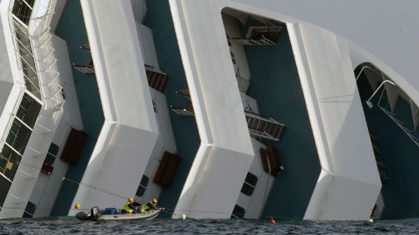 Częściowo zanurzony wrak włoskiego wycieczkowca Costa Concordia