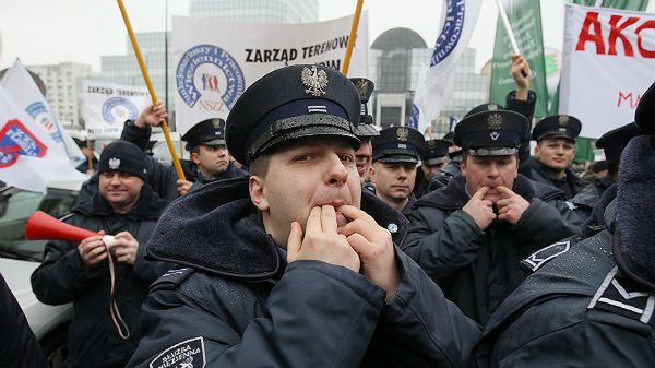 Pikieta przedstawicieli służb mundurowych w Warszawie