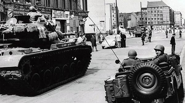 Dość niespodziewanie Rosjanie wyrazili chęć przedyskutowania kwestii rozluźnienia zasad kontroli w podzielonym na sektory Berlinie