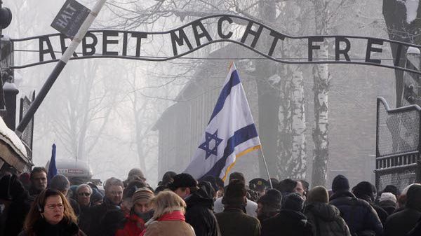 Brama do obozu z napisem "Praca czyni wolnym"