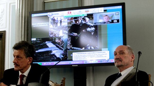 Szef zespołu Antoni Macierewicz podczas posiedzenia parlamentarnego zespołu ds. zbadania przyczyn katastrofy smoleńskiej
