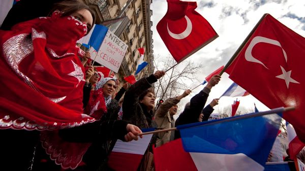 Protest przed budynkiem francuskiego parlamentu