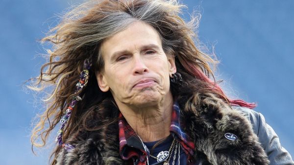 Steven Tyler podczas śpiewania hymnu