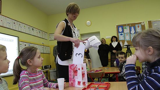 Sześciolatki będą musiały obowiązkowo iść do szkół od 2014 roku - zdecydował rząd