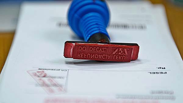 Recepty opatrzone pieczątką "Refundacja leku do decyzji NFZ".