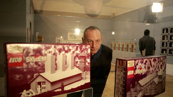 Zbigniew Libera ze swoją pracą - obóz koncentracyjny z klocków Lego