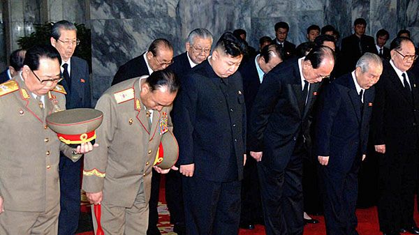 Kim Dzong Un wraz z przedstawicielami najwyższych władz oddaje hołd zmarłemu ojcu
