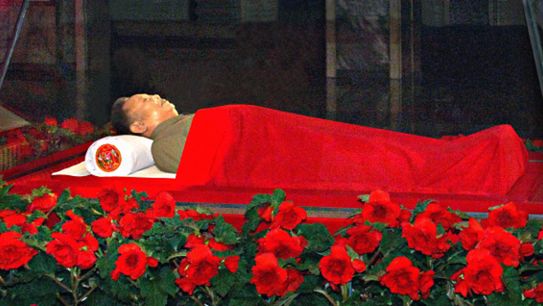 Zwłoki Kim Dzong Ila wystawiono na widok publiczny