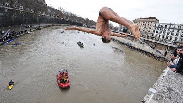 Noworoczne skoki do Tybru to rzymska tradycja