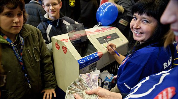 Bankierzy WOŚP liczą pieniądze zebrane przez wolontariuszy