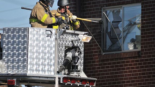 Policja usuwa okno mieszkania Jamesa Holmesa