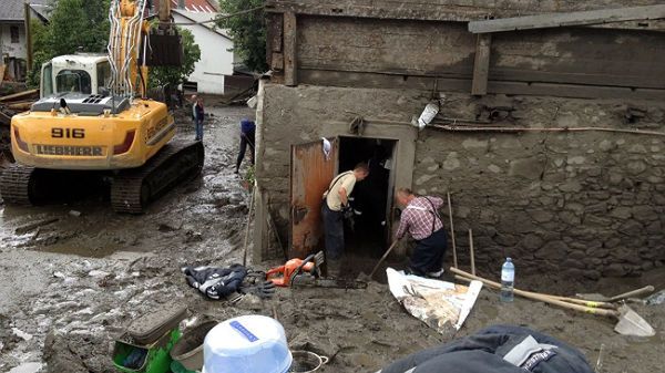 Mieszkańcy Styrii (Austria) usuwają resztki po lawinie błotnej