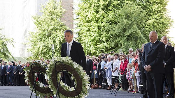 Król Harald i premier Jens Stoltenberg w czasie uroczystości rocznicowych