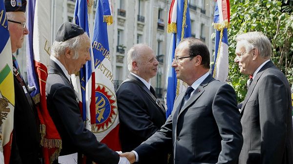 Prezydent Francji Francois Hollande i premier Jean-Marc Ayrault z weteranami