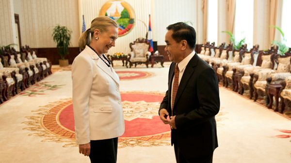 Hillary Clinton i premier Laosu Thongsing Thammavong