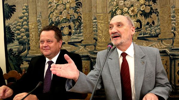 Przewodniczący Antoni Macierewicz oraz poseł PiS Jarosław Zieliński