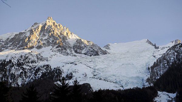 Widok na Mont Blanc z Chamonix w Alpach francuskich