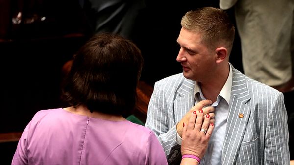 Anna Grodzka z rzecznikiem RP Andrzejem Rozenkiem w sejmie