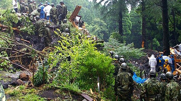 Japońskie oddziały ochotników wydobywają ciała ofiar lawiny błotnej na wyspie Kiusiu