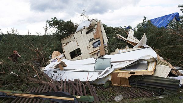 Fragment roztrzaskanej przyczepy kempingowej, którą porwał wiatr we wsi Sara Rzeka